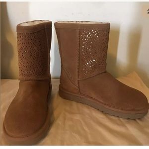 UGG CLASSIC SHORT SUNSHINE PERF CHESTNUT SUEDEBOOT
